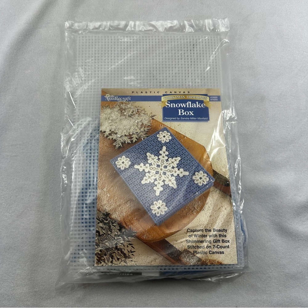 The Needlecraft Shop Snowflake Box Stitch Christmas Trimmings Knit Plastic Set